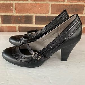 Like new Life Stride heeled pump